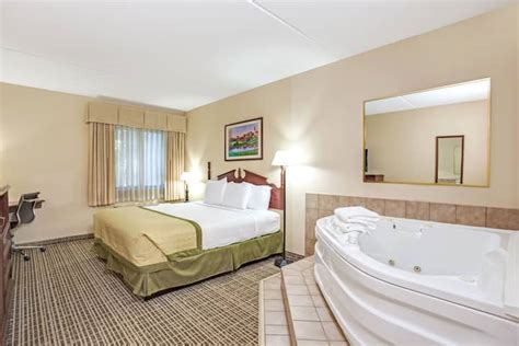 baymont inn louisville airport.